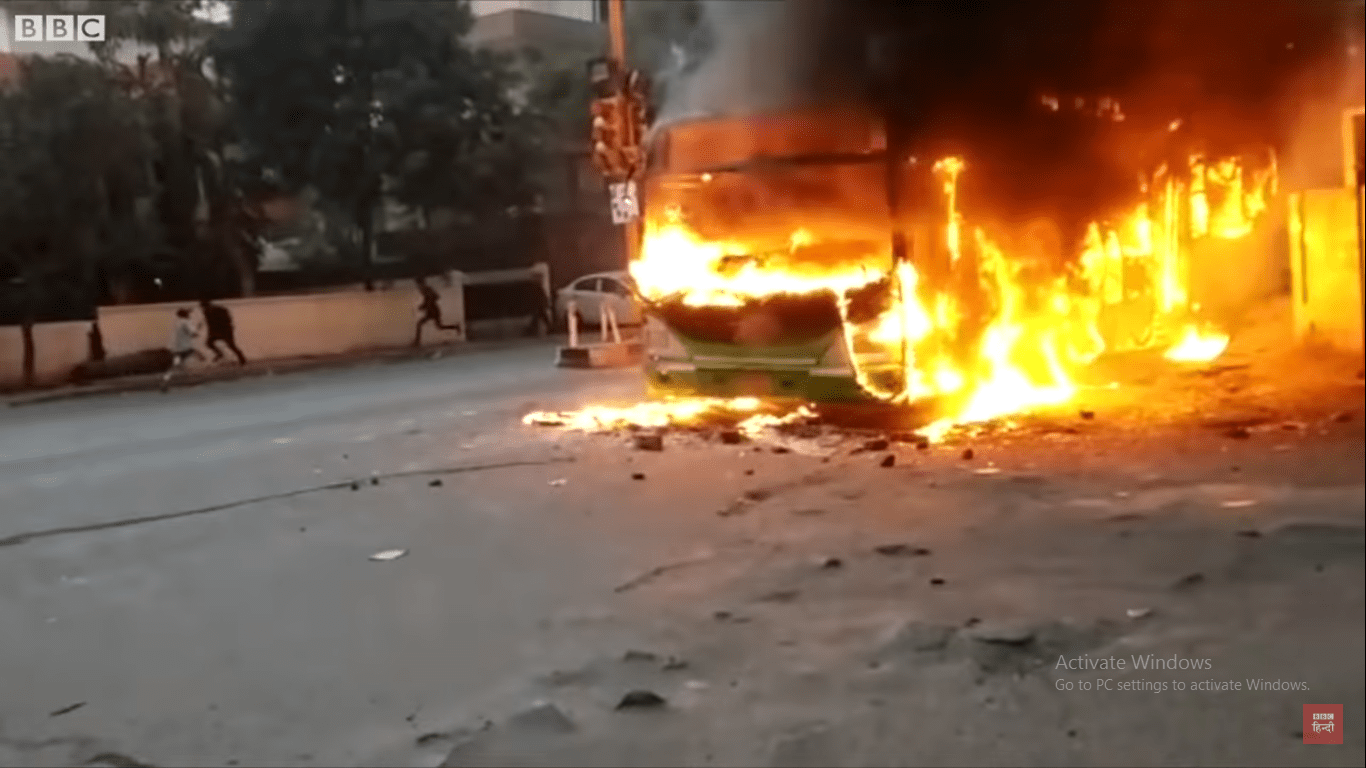 Violent protest in Delhi, fire in three buses, police entered Jamia Millia Islamia by force